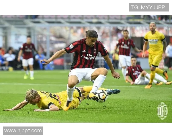 足球明星双手指天庆祝胜利展现激情与梦想的瞬间